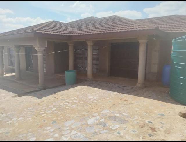 6 BEDROOM HOUSE FOR SALE IN MAKUNGWI